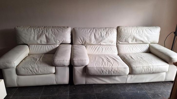 GRATIS 2X2 WITTE LEDEREN ZETELS + 1X 1ZIT, MOET DRINGEND WEG, Maison & Meubles, Canapés | Coins salons complets, Enlèvement