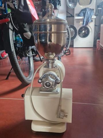 Koffiemolen uit de jaren 50&60 beschikbaar voor biedingen