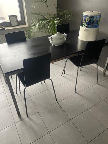 Grote Eettafel + 4 bijpassende stoelen beschikbaar voor biedingen