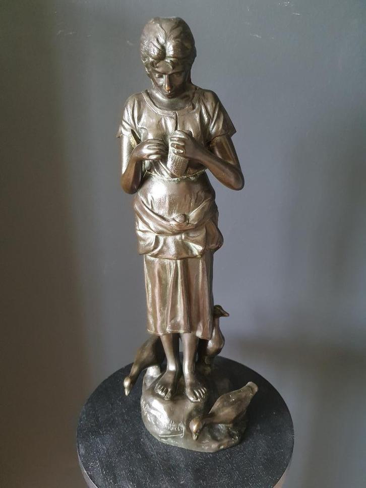Brons beeld | De breiende ganzenhoedster | A. DE TOMBAY, Antiek en Kunst, Antiek | Brons en Koper, Brons, Ophalen