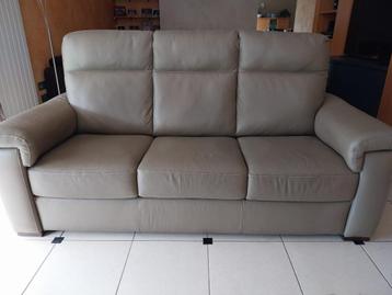 Divan cuir 3 places taupe 195cm long, 90cm profonfeur beschikbaar voor biedingen