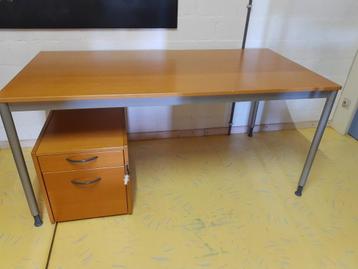 Bureeltafel met ladenblok beschikbaar voor biedingen