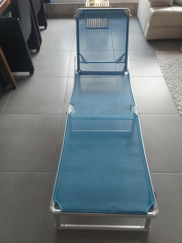 Mooie en comfortabele ligstoel in blauw beschikbaar voor biedingen
