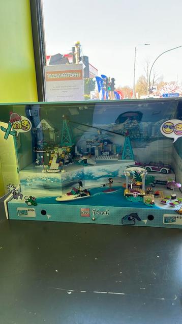 Lego , Winkeldisplay friends,  beschikbaar voor biedingen