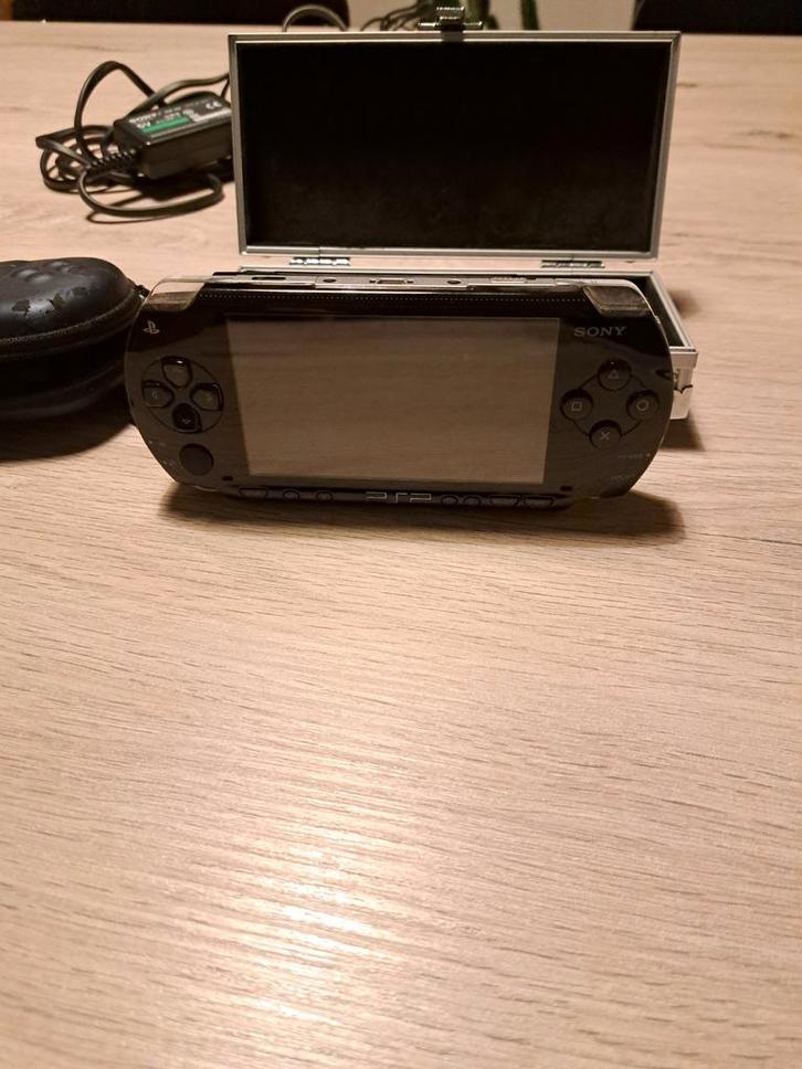 Psp met 6 spelletjes, 3 films en accessoires, Games en Spelcomputers, Spelcomputers | Overige, Zo goed als nieuw, Ophalen