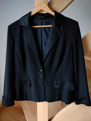 Mooie korte blazer met satijnen kraag, sierzakjes en manchet beschikbaar voor biedingen