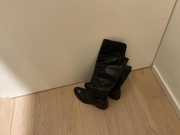 Knielaarzen beschikbaar voor biedingen