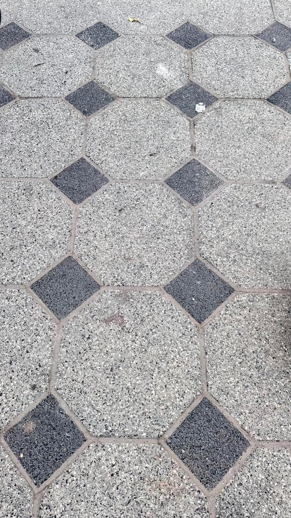 Gratis +|- 35m2 terrastegels, Tuin en Terras, Tegels en Klinkers, Zo goed als nieuw, Terrastegels, Beton, 10 m² of meer, Ophalen