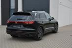 VW Touareg 3.0 V6 e-Hybrid 4Motion Pano/Luchtvering/379PK, Auto's, Volkswagen, Automaat, Zwart, Leder, Bedrijf