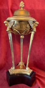 Neo-classicistische brûle-parfum, eind 19de eeuw, Enlèvement