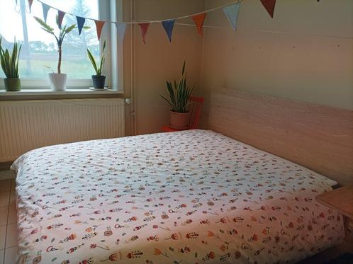 Bed + matras (Ikea), Huis en Inrichting, Slaapkamer | Bedden, Zo goed als nieuw, Tweepersoons, Overige maten, 210 cm, Hout, Bruin