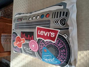 Coussin rectangulaire LEVI'S avec coussin intérieur et ferme disponible aux enchères