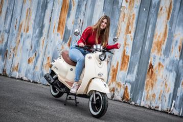 Nieuwe Zoë scooter creme Klasse A of B | Superdeal !, Fietsen en Brommers, Ophalen, Nieuw, 49 cc, Benzine