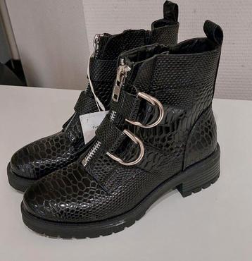 Nieuwe schoenen en laarsjes te koop beschikbaar voor biedingen