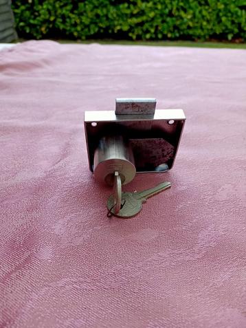 kast slot met cilinder beschikbaar voor biedingen