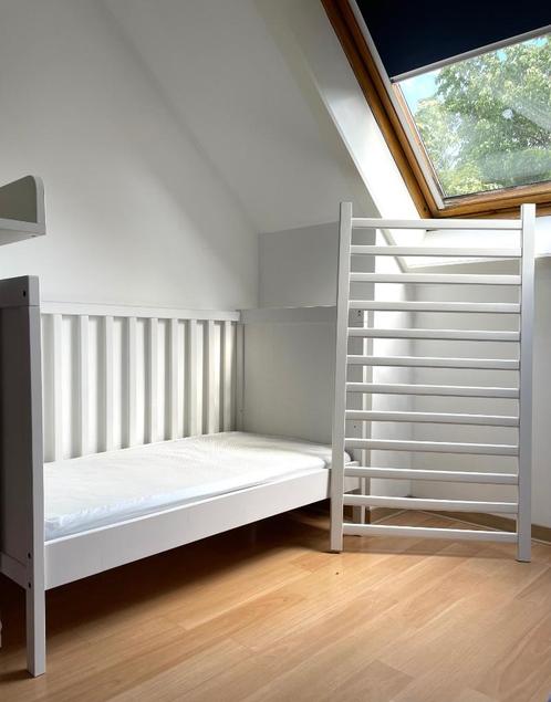 IKEA Sundvik-Babybed+matras+4xmatrasbeschermer-wit, Kinderen en Baby's, Kinderkamer | Bedden, Zo goed als nieuw, Minder dan 140 cm