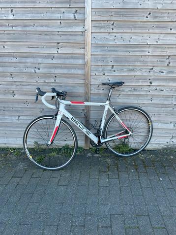 Racefiets beone beschikbaar voor biedingen