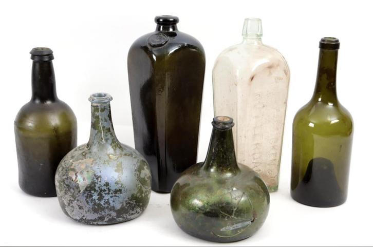 Vier antieke flessen w.o. 2 x 17e eeuwse Kattenkop., Antiquités & Art, Antiquités | Verre & Cristal, Enlèvement