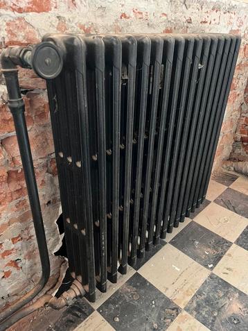Gietijzeren radiatoren in goede staat. beschikbaar voor biedingen