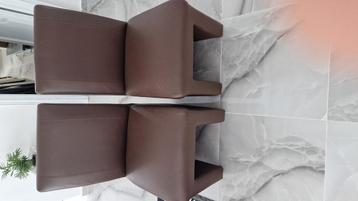 2 bruine lederen stevige stoelen op wielen beschikbaar voor biedingen
