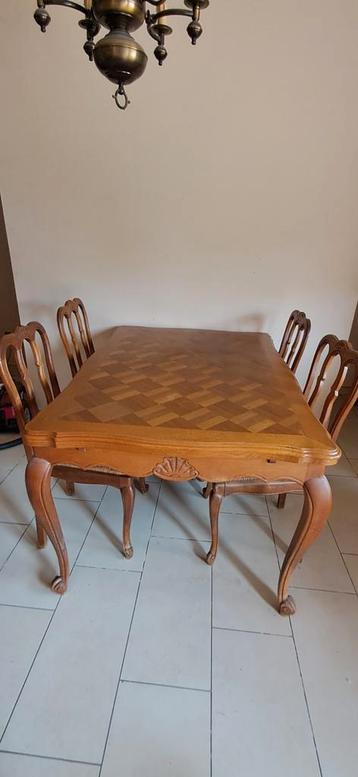 Tafel met 4 stoelen beschikbaar voor biedingen