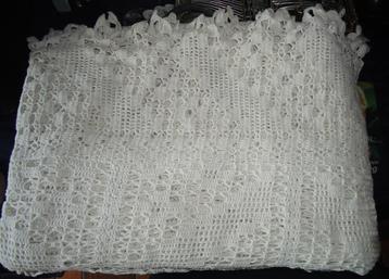 Gecrocheerde bedssprei beschikbaar voor biedingen