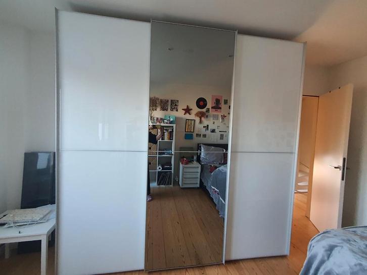 Kledingkast met spiegel en drie schuifdeuren., Huis en Inrichting, Kasten | Kleerkasten, Ophalen
