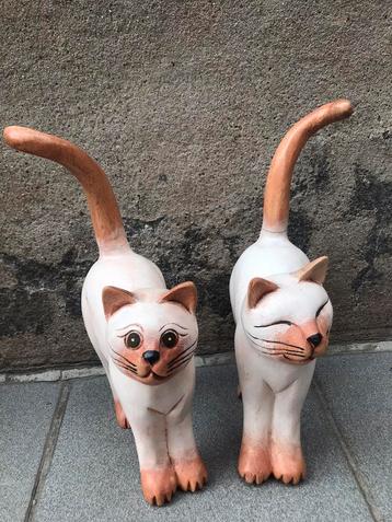 Vintage met de hand gebeeldhouwde beelden katten beschikbaar voor biedingen
