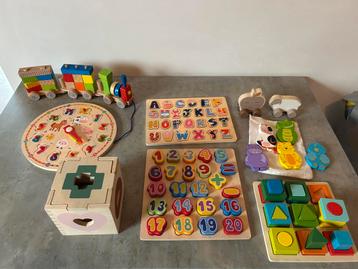 Houten speelgoed blokken en puzzels beschikbaar voor biedingen