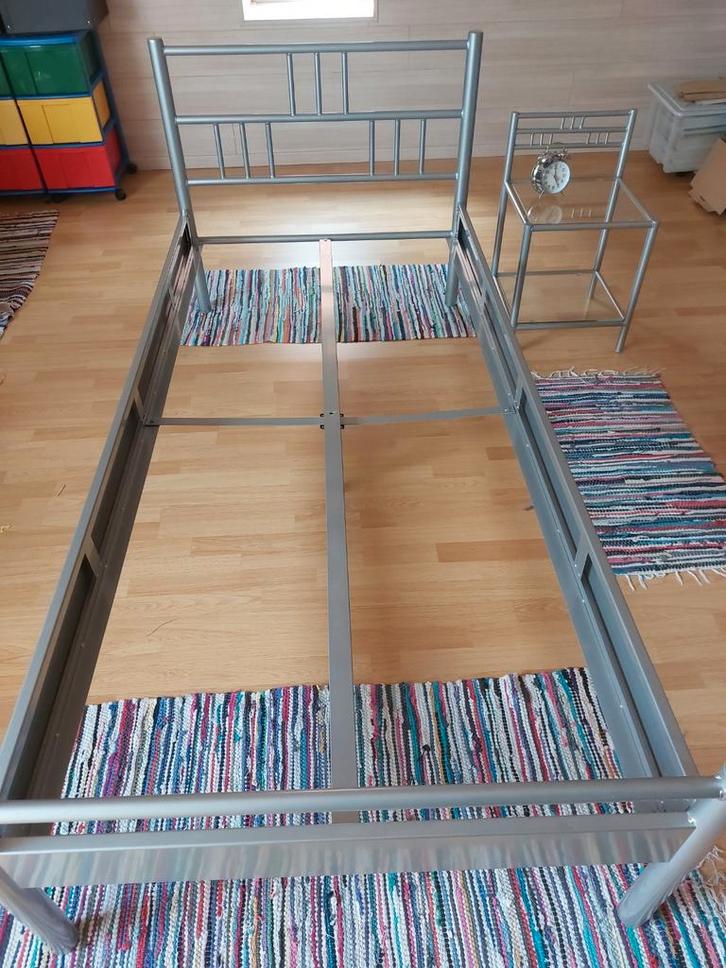 Ijzeren bed + nachtkastje, Huis en Inrichting, Slaapkamer | Bedden, Nieuw, Eenpersoons, 90 cm, Ophalen