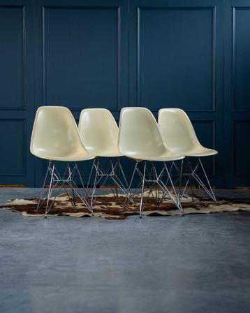 4 originele vintage stoelen – Eames style (DSR, Eiffel base) beschikbaar voor biedingen