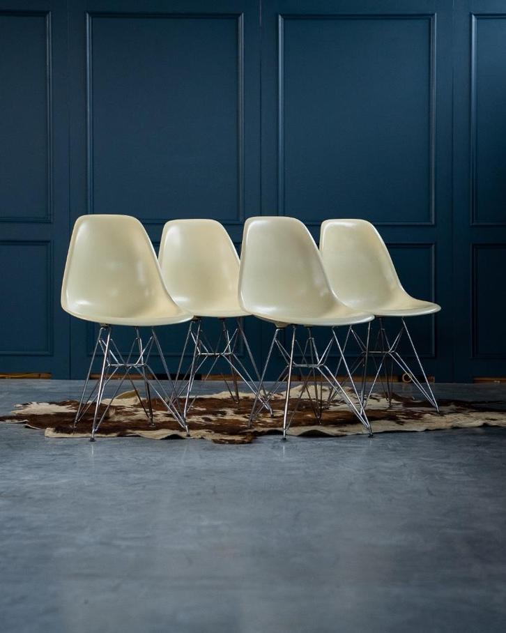 4 originele vintage stoelen – Eames style (DSR, Eiffel base), Huis en Inrichting, Stoelen, Gebruikt, Vier, Kunststof, Ophalen
