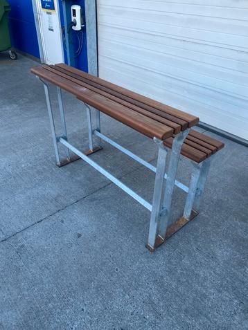Roestvrij stalen verhoogde zitbank met tafel met houten zit beschikbaar voor biedingen