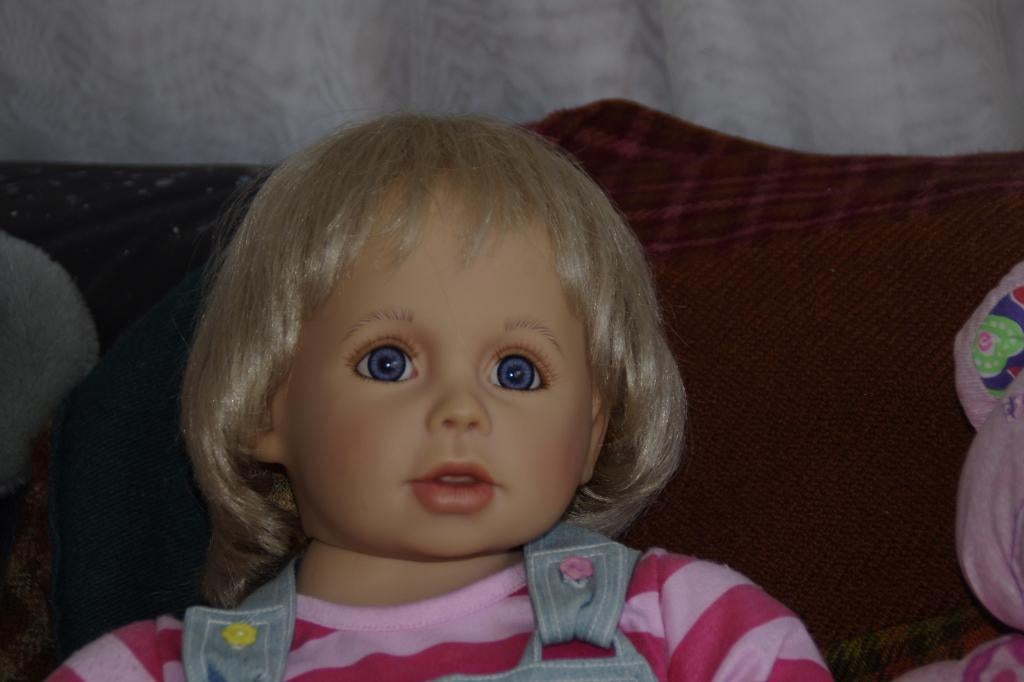 KIM KUNSTENAARSPOP  VAN GERLINDE FESER, Verzamelen, Poppen, Ophalen of Verzenden, Zo goed als nieuw