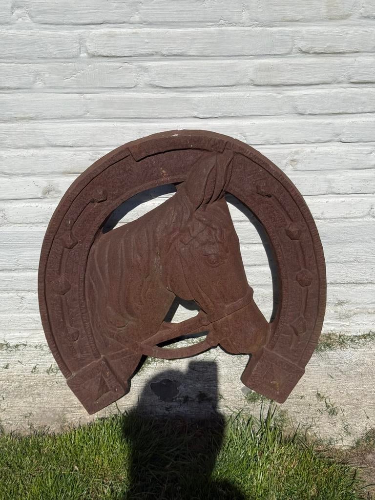 Décorations anciennes en forme de tête de cheval, Enlèvement