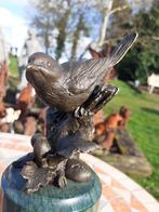BRONZEN VOGEL GESIGNEERD MILO OP EEN RONDE MARMEREN SOKKEL, Antiek en Kunst, Ophalen of Verzenden, Brons
