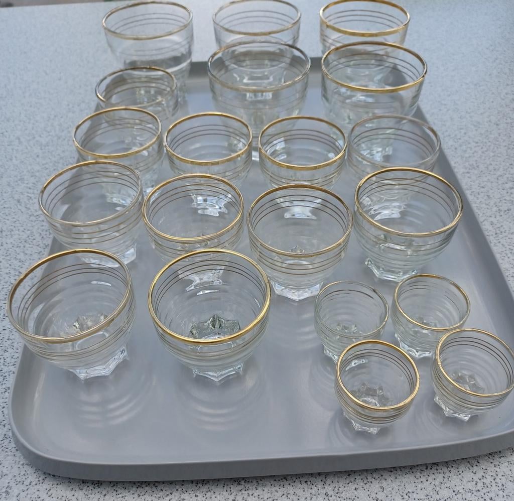 Heel oude glazen met gouden boord., Ophalen