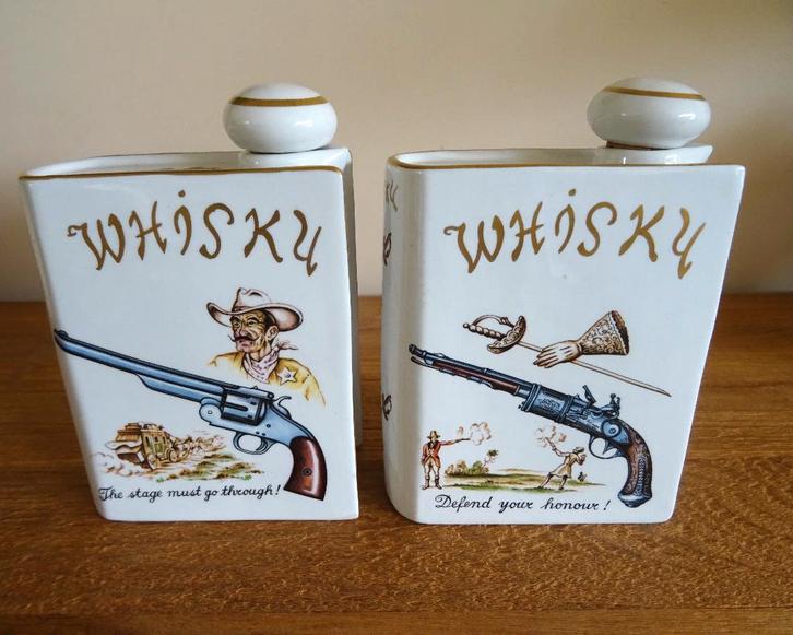 Porcelaine de Bruxelles: 2 whisky karaffen, in boekvorm, Antiek en Kunst, Antiek | Porselein, Ophalen of Verzenden