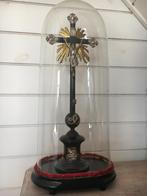 antiek kruisbeeld onder globe, Ophalen