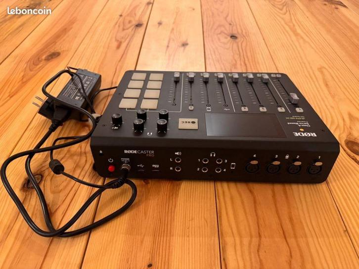 RØDECaster Pro (V1) - État impeccable, Musique & Instruments, Tables de mixage, Comme neuf, 5 à 10 canaux, Enlèvement