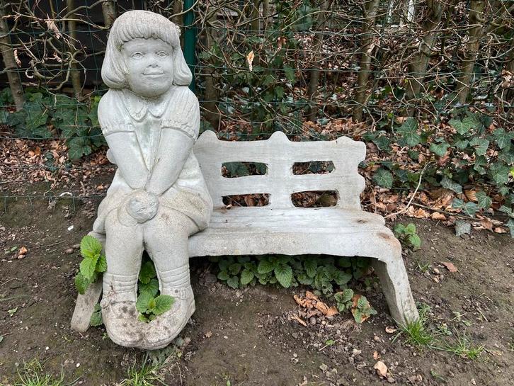 Nostalgisch Betonnen Tuinbeeld: Meisje op Bankje – 70cm hoog, Tuin en Terras, Tuinbeelden, Zo goed als nieuw, Mensenbeeld, Beton