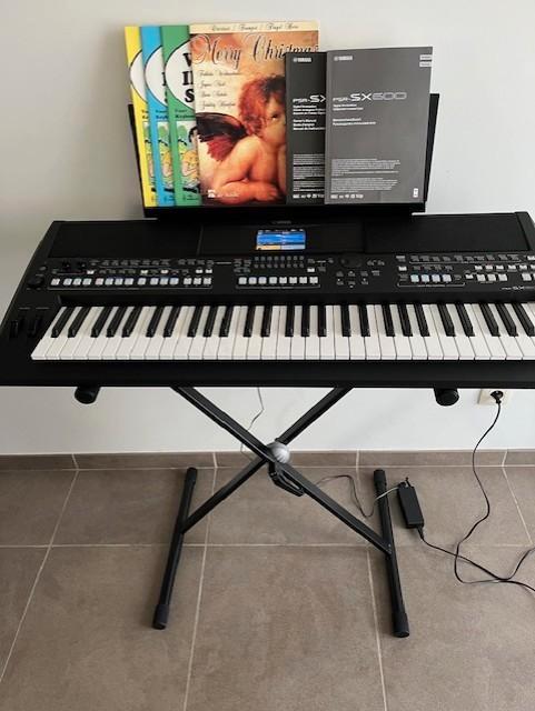 Yamaha PSR-SX600 + keyboardtas en standaard met garantie, Muziek en Instrumenten, Keyboards, Nieuw, 61 toetsen, Yamaha, Aanslaggevoelig