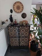 Mooie kast in zwart metaal met houten panelen vooraan, Huis en Inrichting, Kasten | Wandmeubels, Ophalen, Grenenhout, Met deur(en)