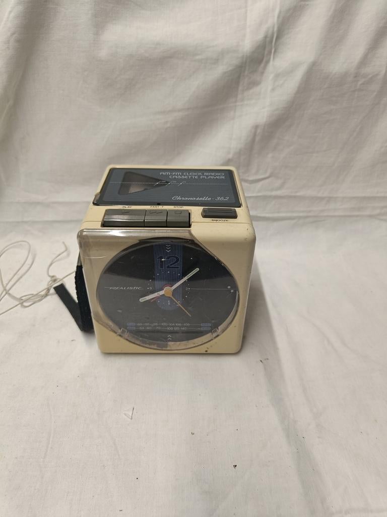 Oude cassette speler en klok, Ophalen