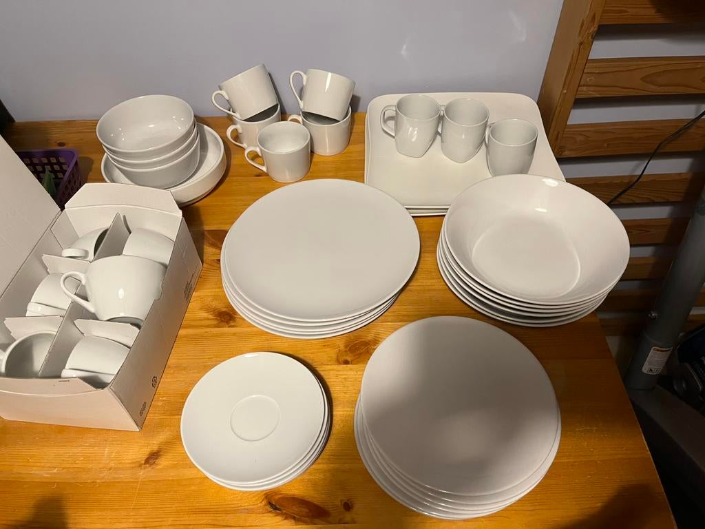 Ensemble d’assiettes et tasses, Maison & Meubles, Cuisine | Vaisselle, Enlèvement, Utilisé, Uni, Assiettes(s)