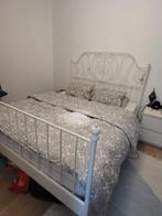 Lit élégant avec structure métallique – Démonté, Enlèvement, Utilisé, Blanc, Deux personnes