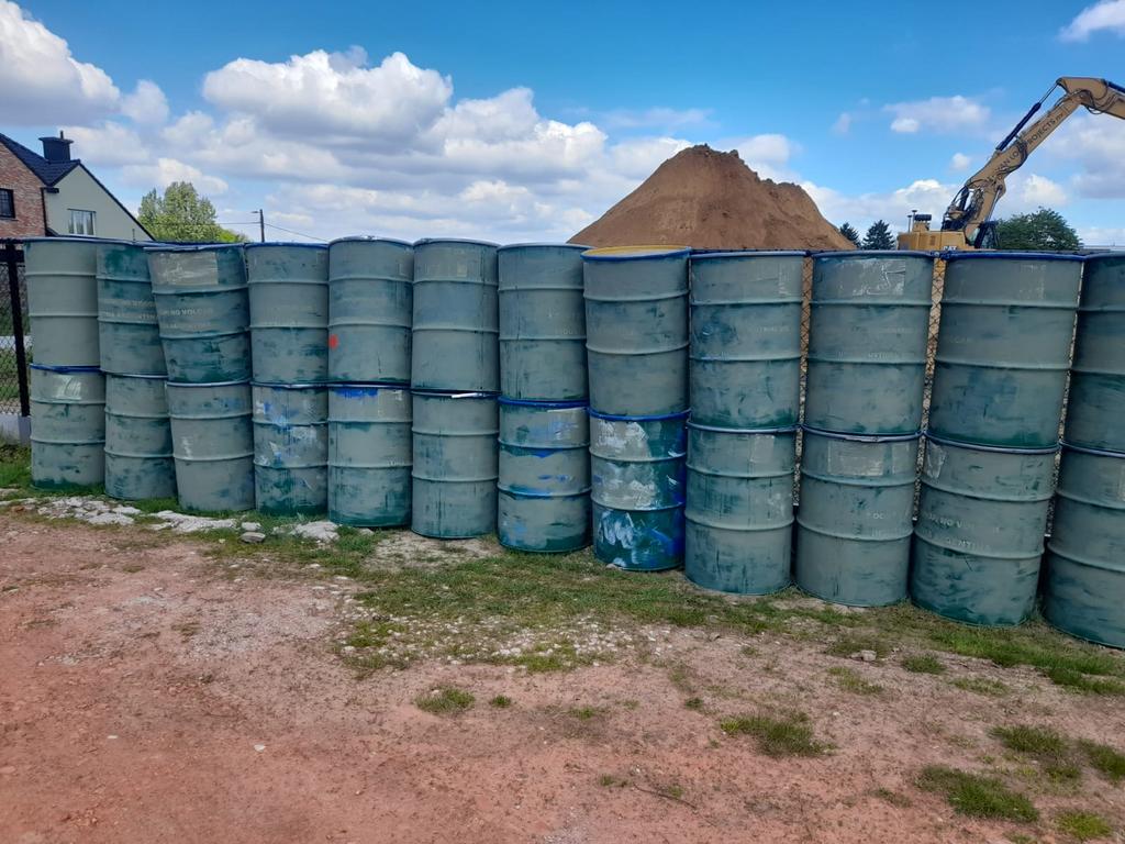 200 futs en metal, Divers, Divers Autre, Comme neuf, Enlèvement