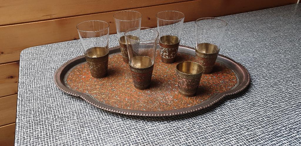 Glaasjes op koperen schaal, Ophalen of Verzenden, Gebruikt, Borrel- of Shotglas