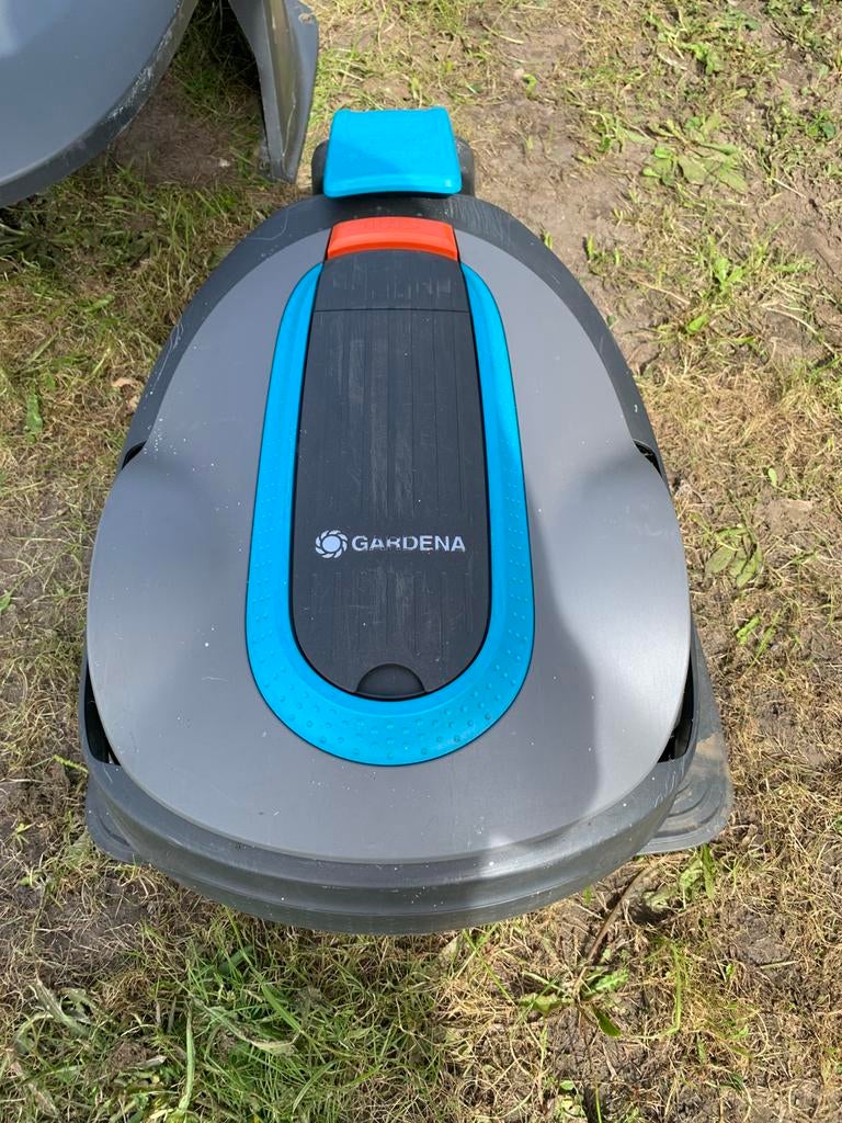 Robotmaaier gardena sileno city 250 + garage, Tuin en Terras, Ophalen, Zo goed als nieuw