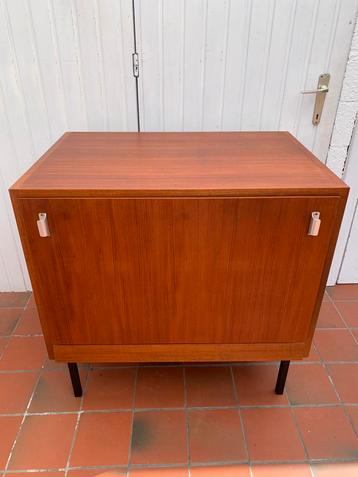 Vintage teakhouten meubels beschikbaar voor biedingen